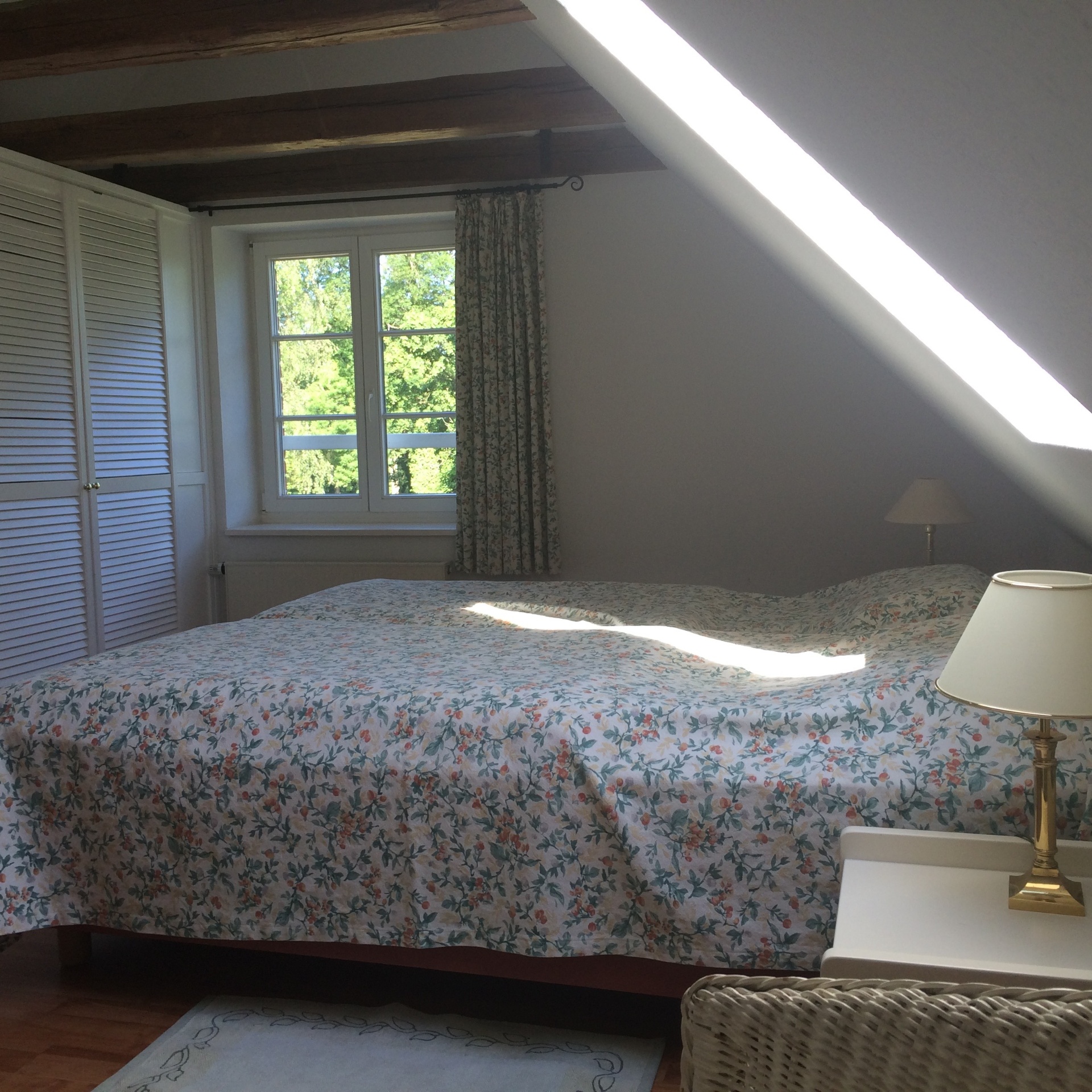 Helles Schlafzimmer mit Blick ins Grüne