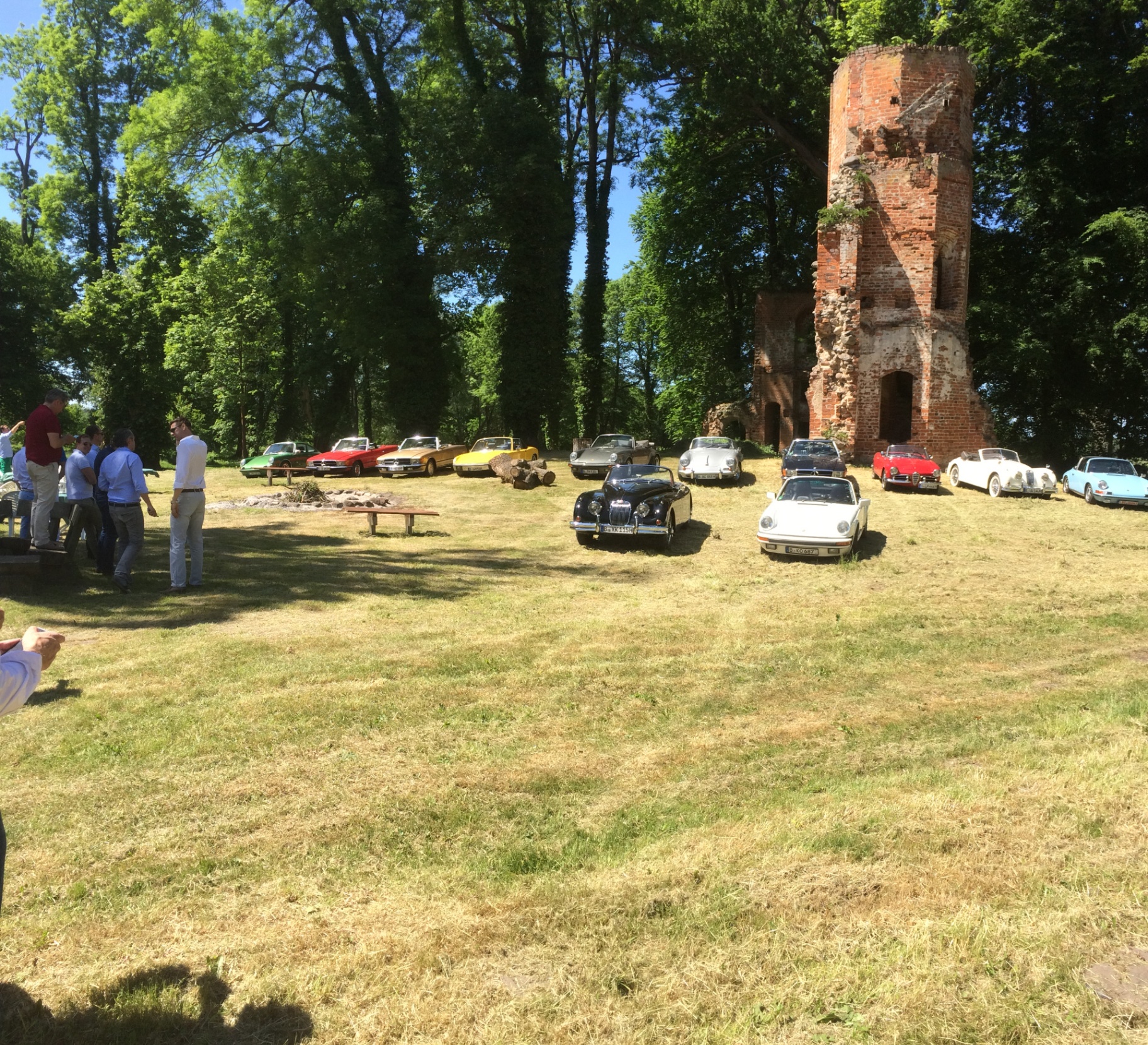 Oldtimertreffen vor dem historischen Turm auf Gut Burghof