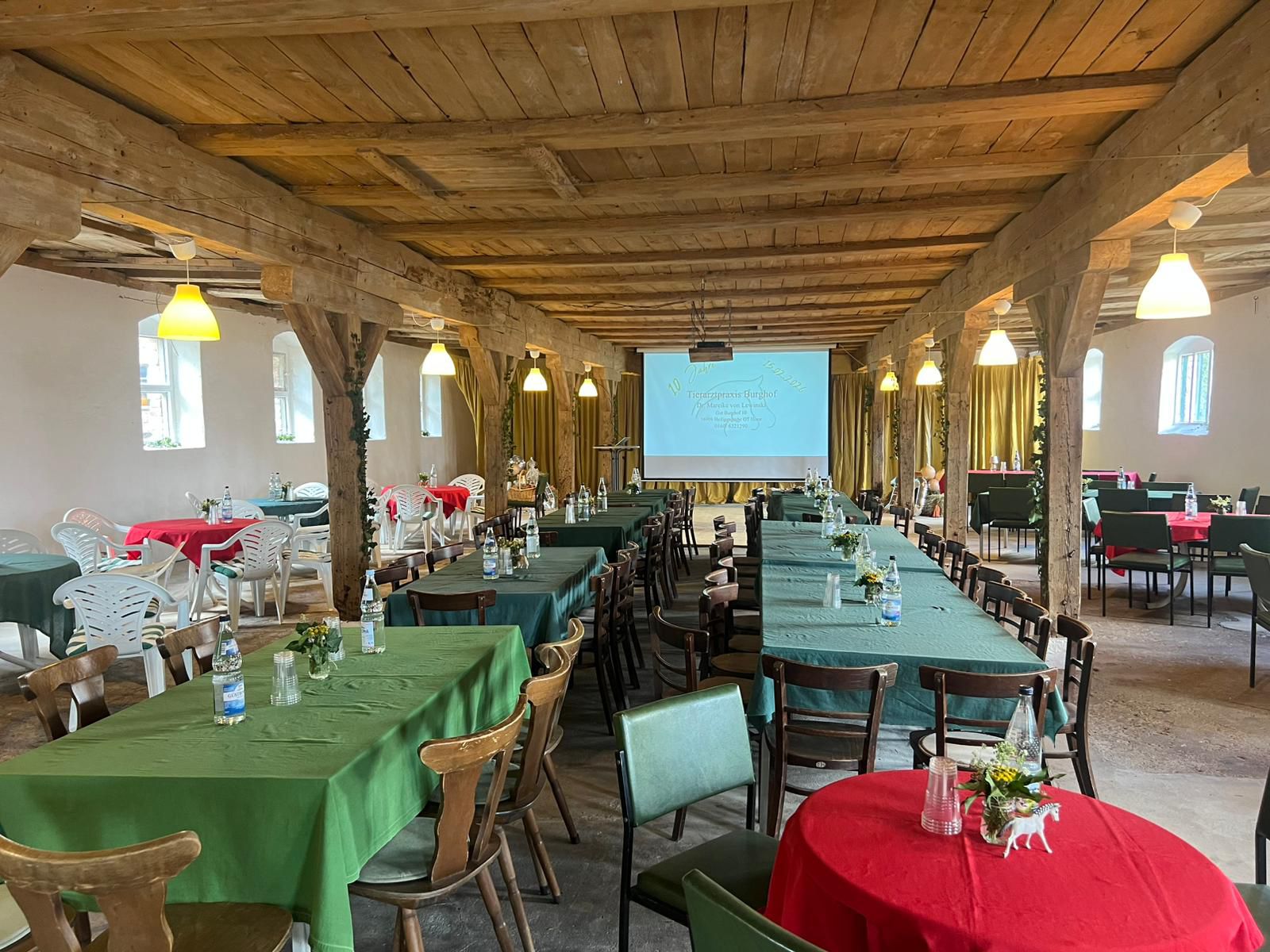 Innenraum des Bullenstalls für Feiern und Veranstaltungen