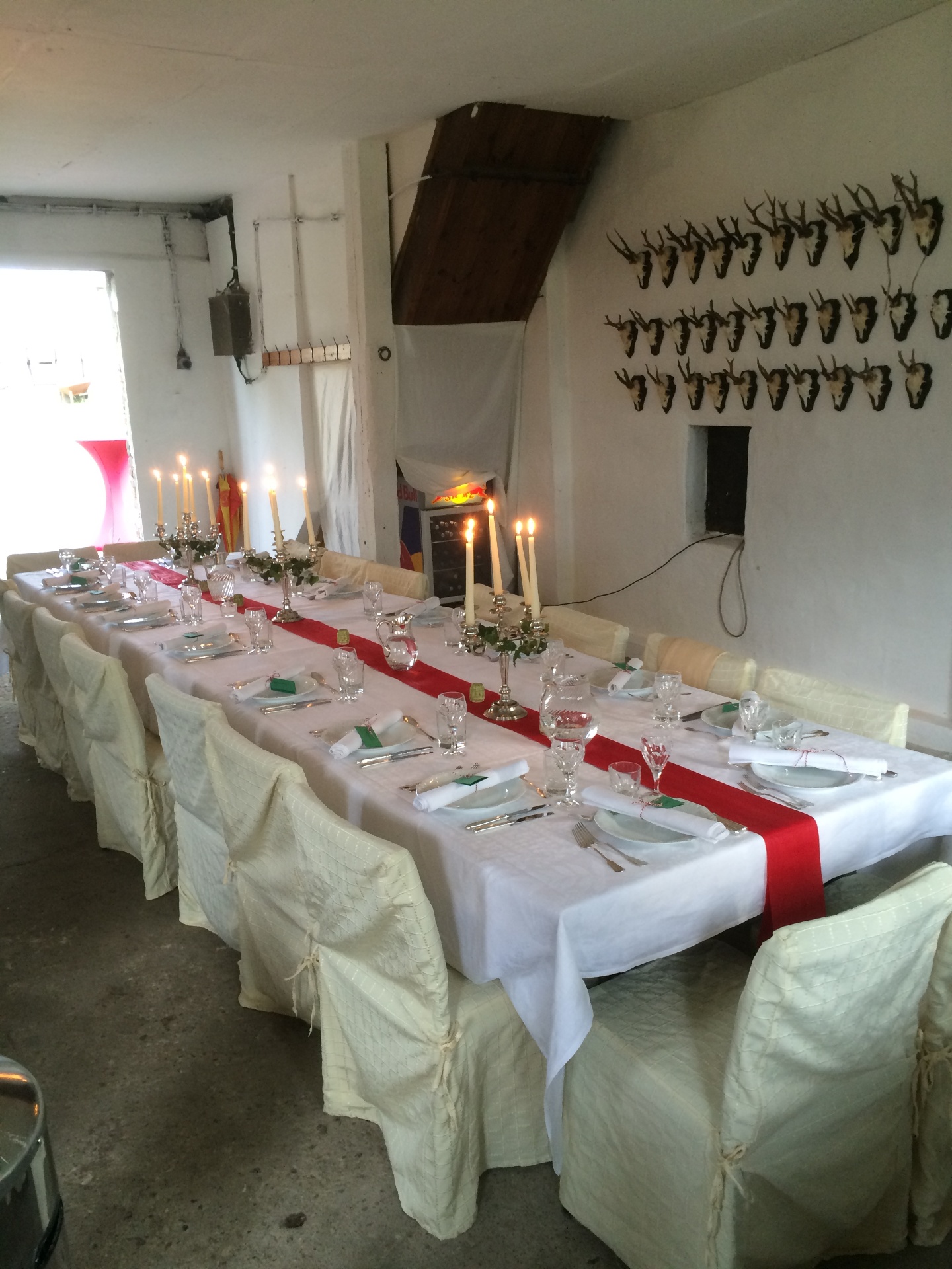 Festlich gedeckte Tafel mit Kerzenleuchtern