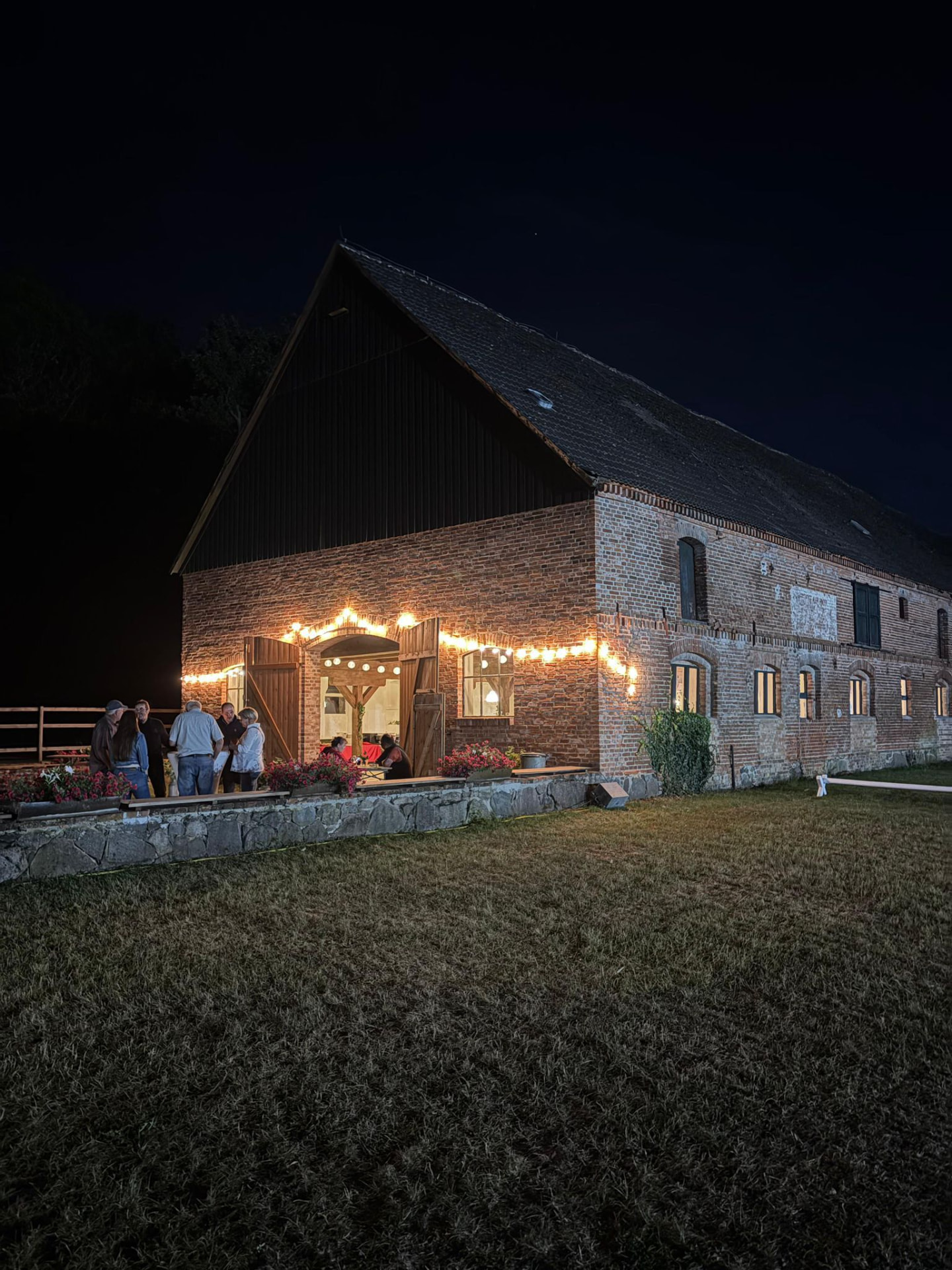 Festlich beleuchteter Bullenstall am Abend