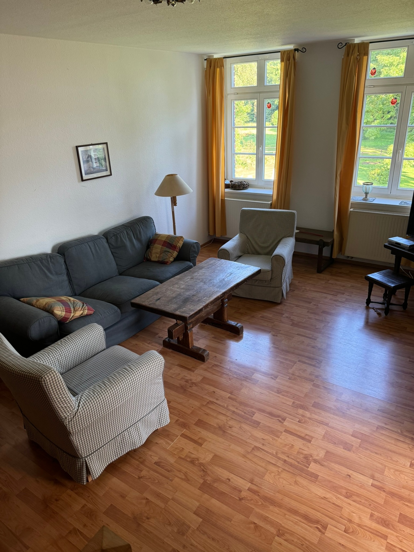Wohnzimmer mit Sofa und Sesseln