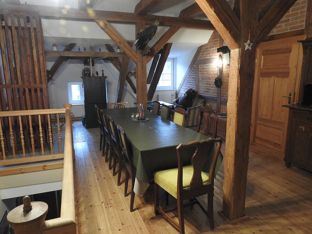 Große Diele mit langer Tafel