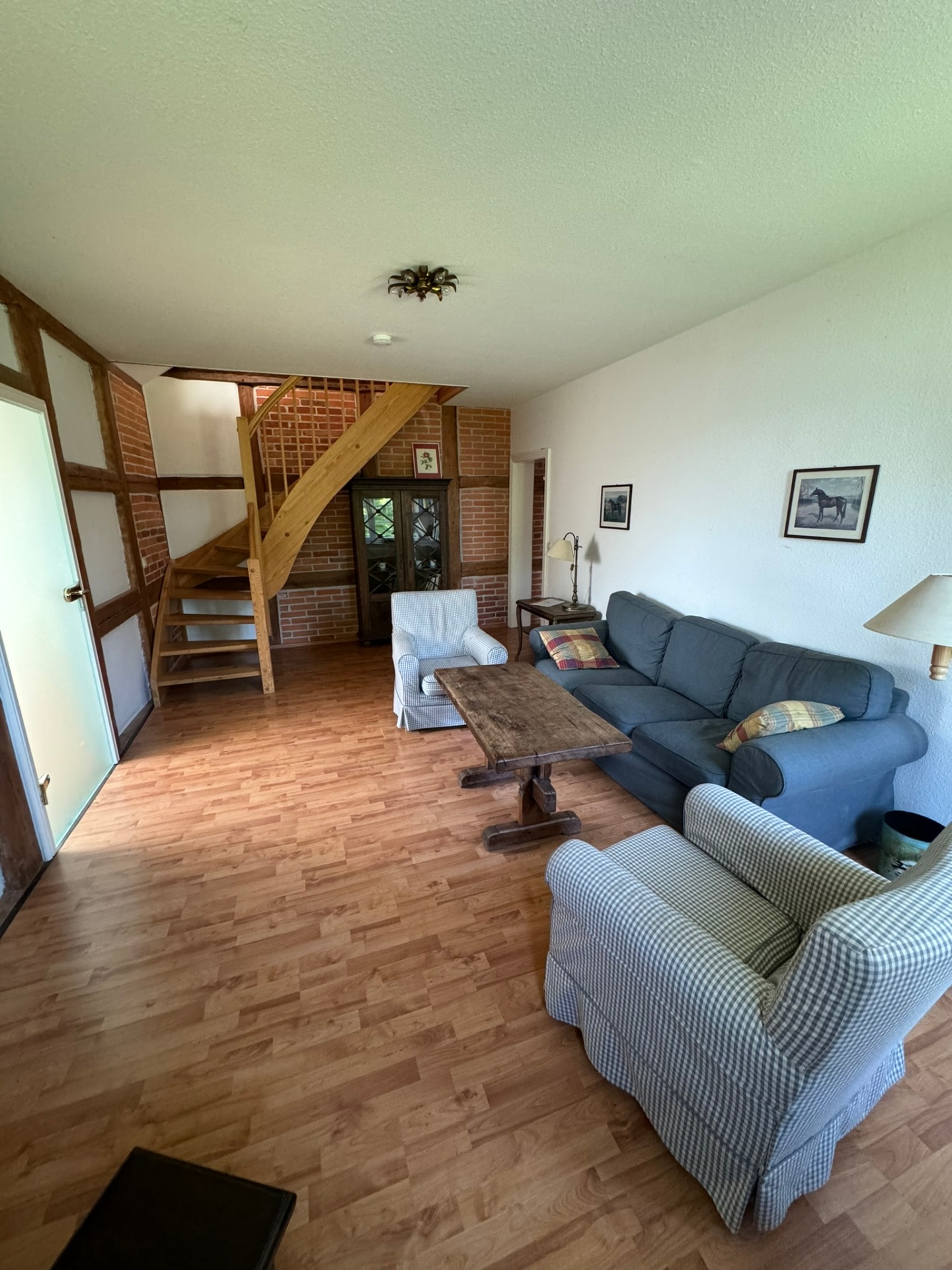 Wohnbereich mit Holztreppe und Fachwerk